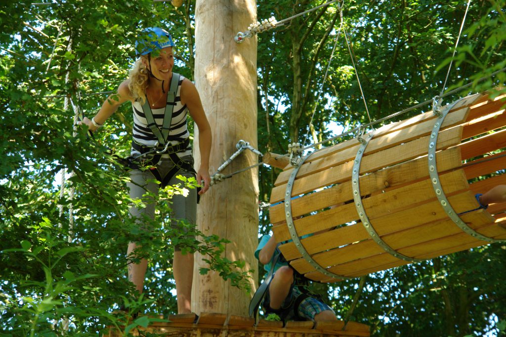 Klimmen door de tonnen van De KlimVallei in Den Helder