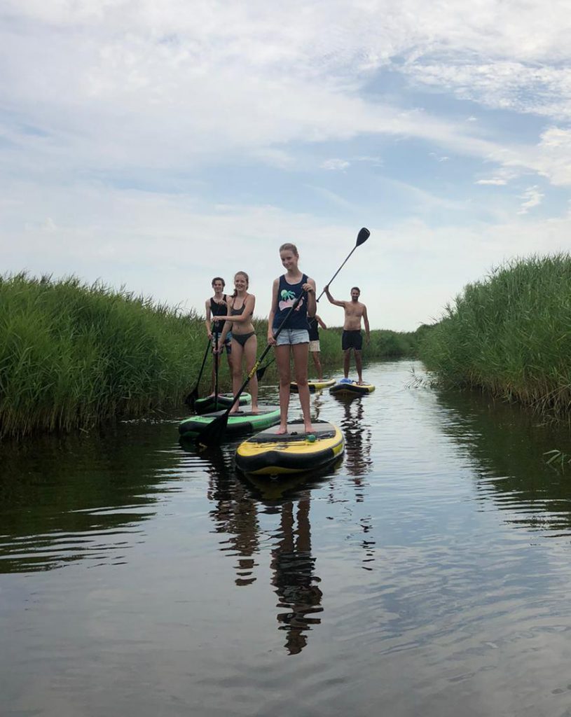 Tijdens een sup clinic leer je van een instructeur hoe je het beste kunt suppen