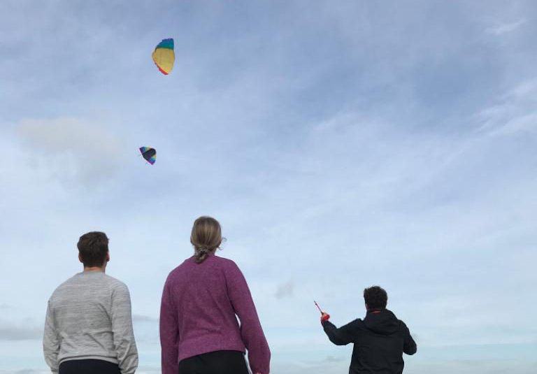 Kijken bij het powerkiten op het strand van Den Helder, nu reserveren